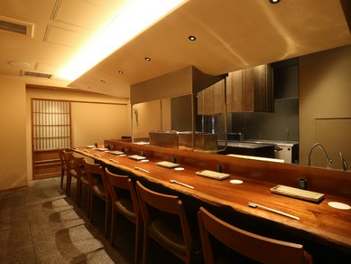 洗練された内装デザインと至福の料理で、心に残る特別な時間を