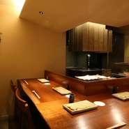 高級感あふれる店でありながら、家族連れにも最適な一軒です。目の前で繰り広げられる調理の様子は、まるでエンターテインメントのよう。子ども用コースも用意されているため、家族全員が満足できるでしょう。