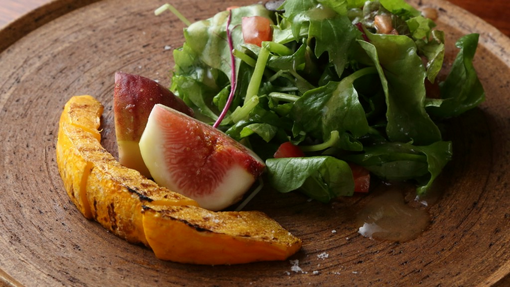 見た目も味も楽しめる、満足感の高い『季節のサラダ』