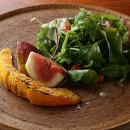 見た目も味も楽しめる、満足感の高い『季節のサラダ』