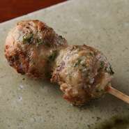 細挽きのミンチにケールを加えることで、ハーブソーセージを思わせる風味に仕上げた驚きの逸品。ジューシーでふわっとした食感もたまりません。コースの序盤に登場するつくねとも比較しながら味わって。