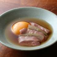 滋味深い高坂鶏の白肝を使用した逸品。フォアグラのような滑らかな食感が特徴で、人肌でとろける口当たりは絶妙です。温かいだしと黄身に絡めて食べることで、口の中に広がる贅沢な風味を楽しんで。