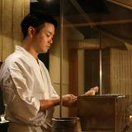 緊張してしまいがちな立地でありながらも、ゲストがリラックスできる雰囲気づくりを大切にしているという河原氏。肩肘張らず、心からゆったりとした時間を楽しんでもらいたいという思いで接客しているそうです。