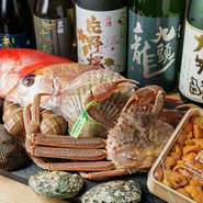 寿司一筋20年以上の大将が、折々の上質食材を揃え、素材の最高峰のおいしさを引き出した握りとアテを『本日の寿司会席』で提供。希少部位や熟成ネタなど、初めて出合う美味も多く、心躍る食体験を満喫できます！