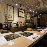 難波で長年愛された人気店が心斎橋でリニューアルオープンし、難波時代とは趣が異なる隠れ家空間を設え。大将の粋なもてなしとアットホームな雰囲気はそのままなので、高級寿司をリラックスして楽しめます。