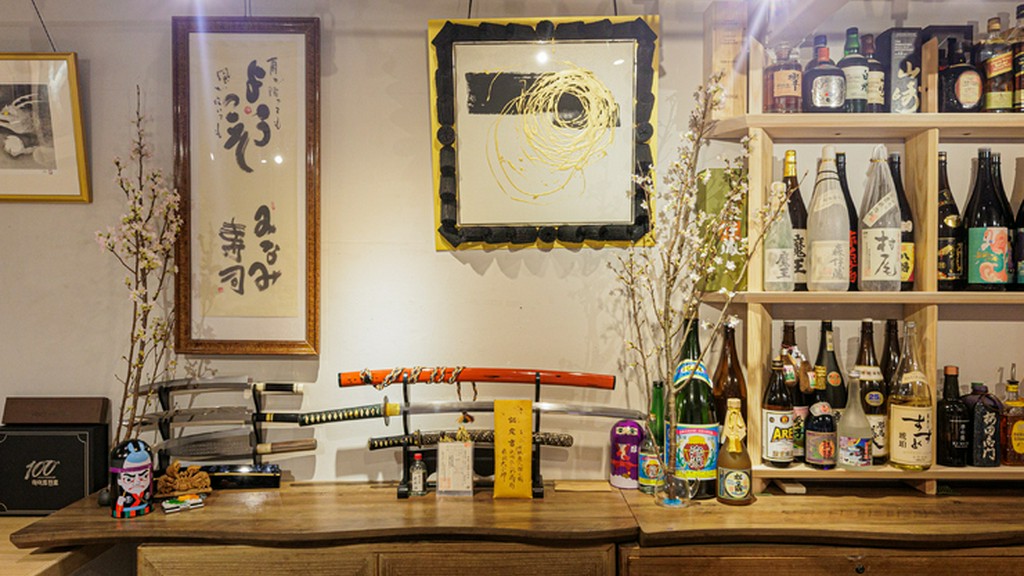 和の伝統工芸品や調度品を配した“寿司劇場”のような空間も魅力