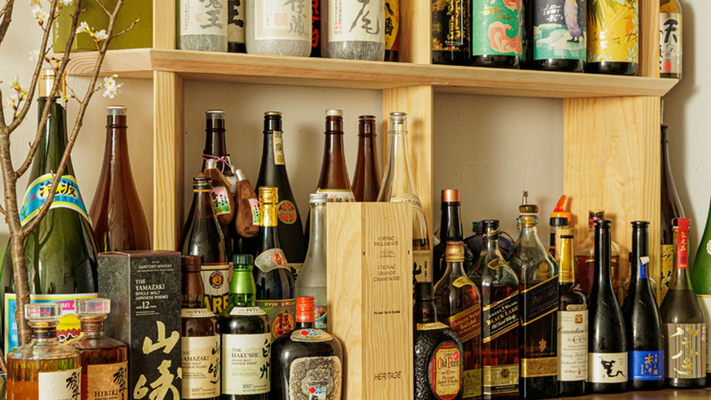 全国の旨い地酒を味わえ、プレミアムな焼酎やウイスキーも充実