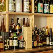 各地のおいしい日本酒を順次、銘柄入れ替わりで提供。京都・福井・新潟・秋田など、酒処の銘酒が揃います。レアな焼酎やウイスキー、寿司と和食に合うワインなど、他のお酒やドリンクも充実のラインナップ。