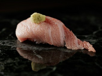 とろける美味！マグロの旨みにひたれる『かまとろの握り』