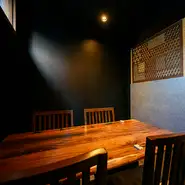 一歩足を踏み入れれば温かな笑顔と心づくしの料理で迎えてくれる、喧騒を離れた大人の隠れ家。行き届いたもてなしに時が経つのをしばし忘れて、ゆっくりと杯を傾けたくなる一軒です。