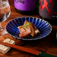 料理をさらに味わい深くする、こだわりの日本酒を提供する【火乃香】。東北をはじめ全国よりイチオシの銘柄をチョイス。メニュー以外でも“隠し酒”も用意されているとか。詳細はスタッフまで確認を。