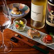 日本酒だけでなく、ワインメニューも珠玉の逸品をセレクト。料理に合わせたオススメワインを各種取り揃えています。ボトルだけでなく、グラスワインもあるので、気軽に一杯から楽しめます。