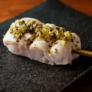 鹿児島県「きさ輝地鶏」を使い、絶妙な火入れを施した焼き鳥。やわらかな肉質に、一口で広がる旨味がたまらない逸品です。