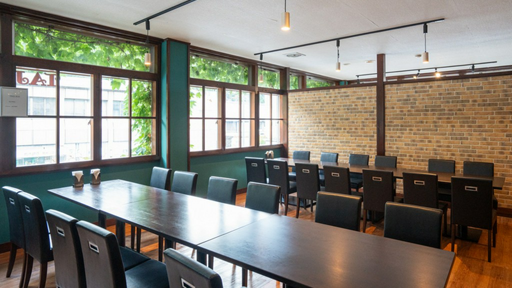 最大50名以上収容可能な広々とした宴会スペースを完備