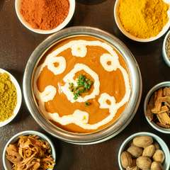 スパイスの風味が程良く辛さ控えめ『チキンバターマサラカレー』