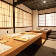 2名、4名、6名とご用意がある半個室。お席をつなげて最大14名様までの集まりに対応。接待やお祝い、家族とのお食事など、さまざまなシーンにぜひご利用ください。