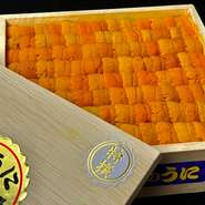 人気のマグロ、ウニは、豊洲で仲卸を行う石司からの直送品を使用。そのほか、全国各地より厳選した海の幸を揃えております。醤油も小豆島の醤油に追いガツオを合わせた特製醤油。珠玉の一貫をぜひご堪能ください。
