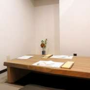 洗練された和の空間は、接待や会食にも最適。周囲を気にせず、ゆったりとお過ごしいただける半個室のお席もご用意しております。上質なお料理はもちろん、お客様のニーズに寄り添った心尽くしのおもてなしをご提供。