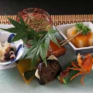 旬を大切にし、全国各地の漁港から厳選した海の幸を時期に合わせて仕入れ。こだわりの江戸前鮨と繊細な逸品をコースでお愉しみいただけます。