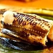 江戸前鮨の代表格の一つ、穴子。
煮上がった時の身のふっくらとした柔らかさと厚み、そして、甘みをご堪能ください。