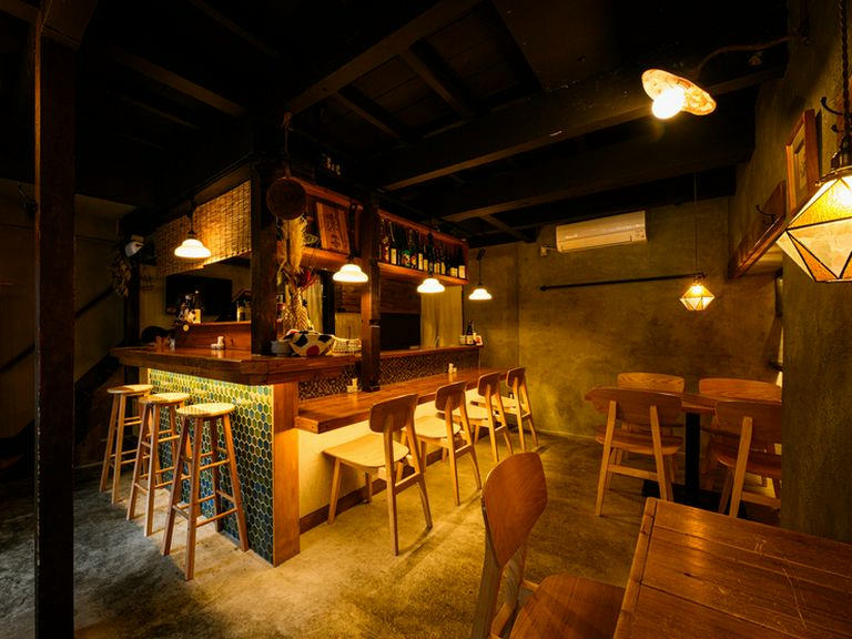 木目調の心地良い和モダン空間。レトロな雰囲気が心地良い居酒屋