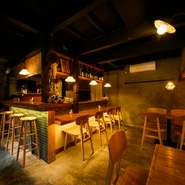 店内は、木を基調とした和モダンな空間。レトロな雰囲気もあり、ホッと落ち着く一時を過ごせます。1階にはL字型のカウンター席とテーブル席があり、チョイ飲みや二次会の利用にオススメです。