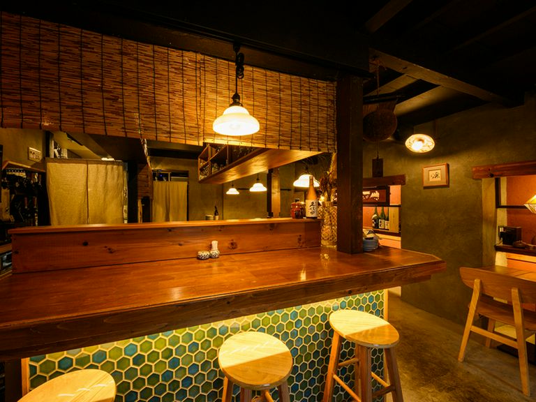 元気な女将が出迎えてくれる。日ごろの疲れを癒せる、優しい空間