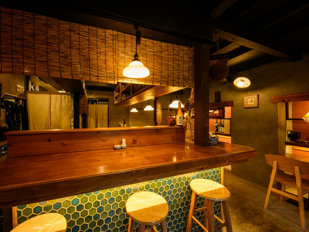 元気な女将が出迎えてくれる。日ごろの疲れを癒せる、優しい空間