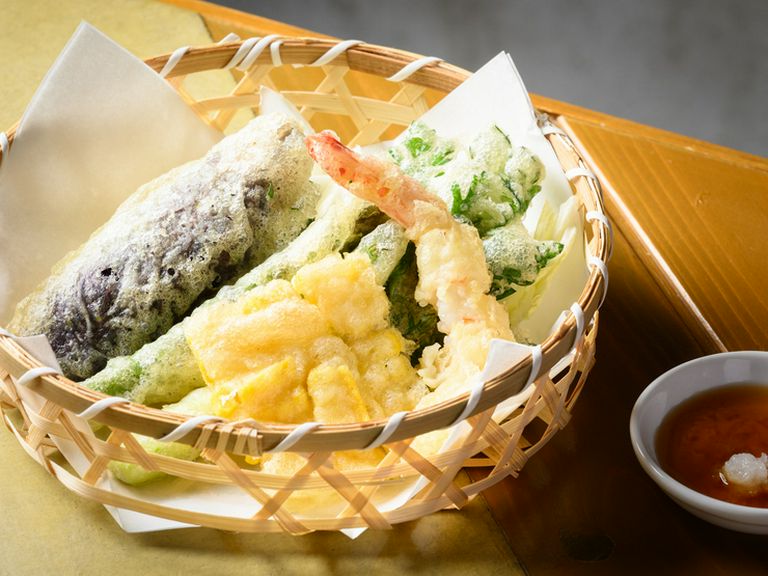 サクサク食感がたまらない、揚げたての天ぷら。季節の食材を使った『天ぷら各種』