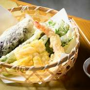 看板メニューの一つである天ぷらは、旬野菜や新鮮な魚介類などが用意されています。季節の食材をサクッと天ぷらにし、シンプルに塩で食べるもよし、天つゆにくぐらせるもよし。サクサク食感がたまらない一品です。