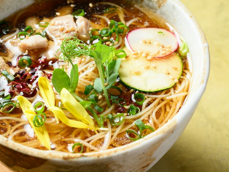 飲んだ後でもスルッと食べられる優しい味付け。疲れた体に沁みる逸品『とりにゅうめん（温・冷）』