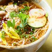 鰹と昆布から取った自慢のだしを使ったスープに、さらに鶏の旨みをプラス。飲んだ後でもスルッと食べられる優しい味付けになっています。仕事終わりや季節の変わり目で、疲れた体に沁みる逸品です。