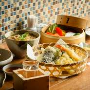 使われる食材は、北海道産を中心に、旬の厳選食材です。一口目からホッとする優しい味付け。こちらのお店だからこそ味わえるような、ちょっと変わった料理が提供されます。