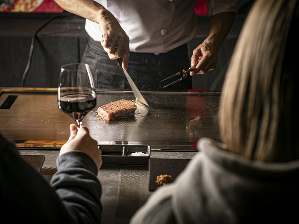 ダイナミックな鉄板焼のステーキを囲む大人の女子会