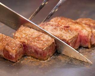 鉄板で焼き上げるライブ感も楽しめる『黒毛和牛のステーキ』