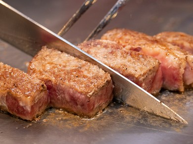 鉄板で焼き上げるライブ感も楽しめる『黒毛和牛のステーキ』