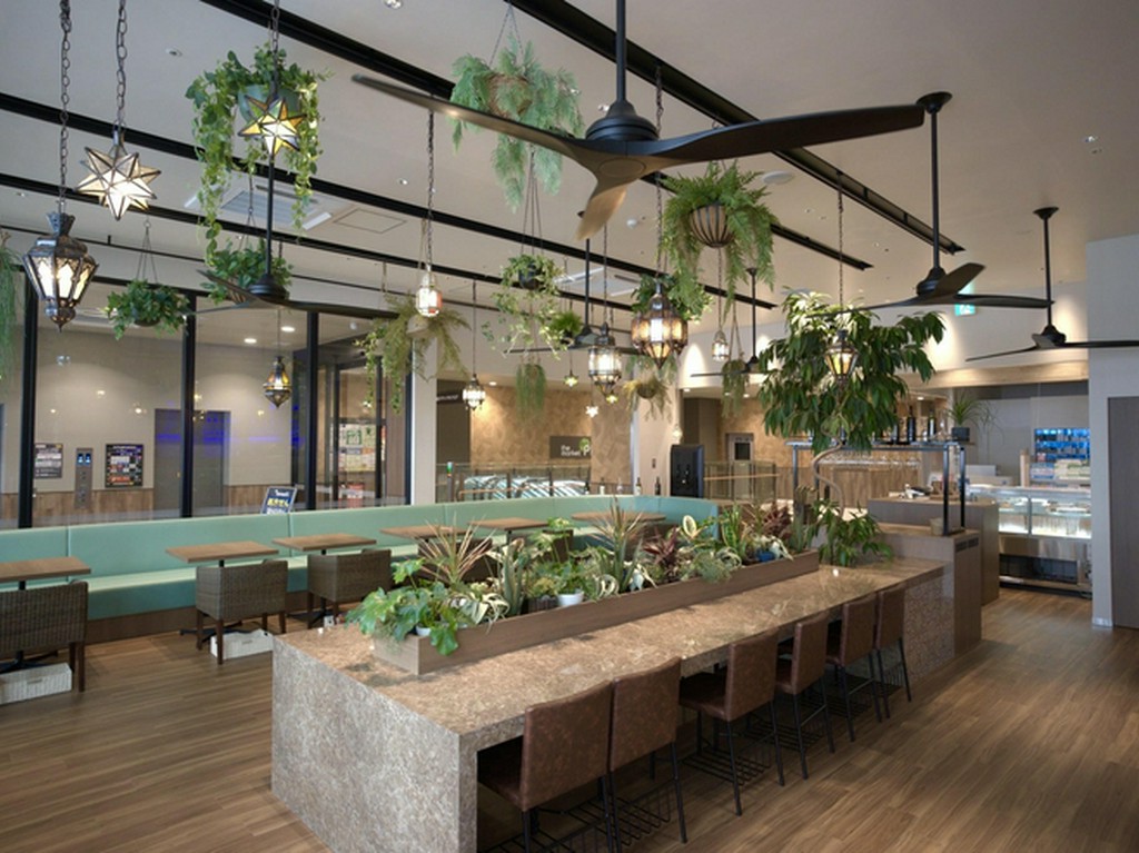 充電・Wi-Fi設備も充実。一人から気軽に足を運べる店内