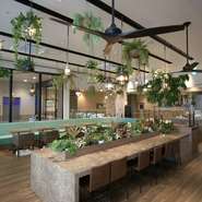 一人でも気軽に足を運べるお店。全テーブルには充電ができるコンセントを設置。Wi-Fiも無料で利用可能なため、テレワークやビジネス合間のブレイクタイムにもオススメです。