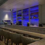 開放感のある高い天井に、モロッカン仕様のタイル、多様な形状のペンダントと緑が印象的な店内。ディナータイムは、星のように輝くペンダントや、7色に変化するバックバーと、幻想的な光景を楽しめます。