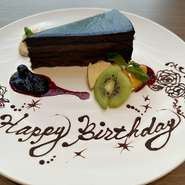 記念日・誕生日といった大切な一日に向けた、コース予約も受け付け中。チョコペンでメッセージを添えたデザートプレートで、大切な人の特別な日をお祝いしてみませんか。