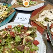 ガレットに加えて、ハンバーグ・ブイヤベース・好きな前菜が選べる小皿料理など、多彩なメニューを提供。ランチでは、ローストビーフ丼・バジルそばも用意。写真映えするメニューも多く、女子会にもオススメです。