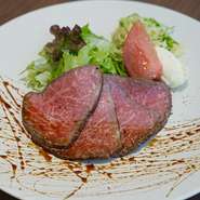 群馬県産の黒毛和牛「赤城和牛」のもも肉を使い、低温でじっくり調理したローストビーフ。程よくサシの入った、ジューシーで柔らかな仕上がりのお肉を、たまり醤油のソースでいただきます。