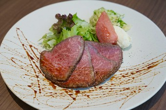 料理人自身の目でこだわりを見極めた、厳選素材を使用『赤城和牛のローストビーフ』