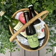 お店自慢のシードルは、オススメを6種類用意。グラスだけでなく、カラフェ・ボトルでも楽しめます。好きなシードルを3種選べる、テイスティングセットも評判です。