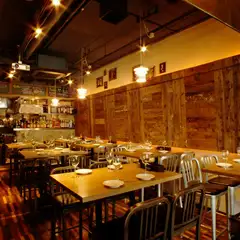 ウッド調の店内。目黒の雑踏を感じさせない、穏やかな空気感
