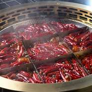 中国重慶地方発祥の伝統的なスタイルで楽しむ火鍋『九宮格火鍋』