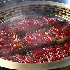 中国重慶地方発祥の伝統的なスタイルで楽しむ火鍋『九宮格火鍋』