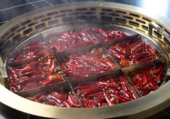 中国重慶地方発祥の伝統的なスタイルで楽しむ火鍋『九宮格火鍋』