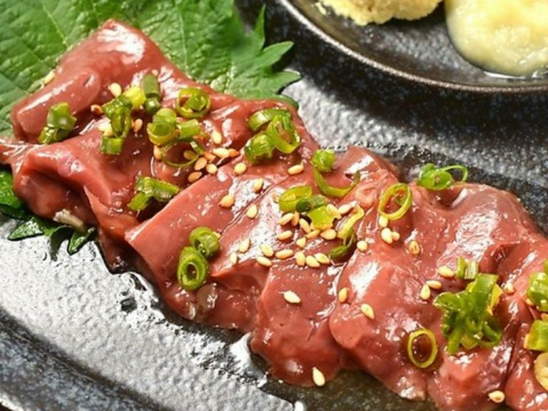 新鮮だからこそ味わえる「馬のレバー刺し」