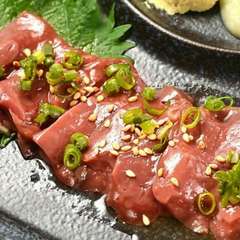 新鮮だからこそ味わえる「馬のレバー刺し」